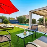 Sunshine - Private Heated Pool & Sport Fields 別荘