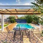 Sunshine - Private Heated Pool & Sport Fields