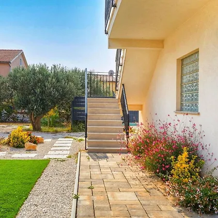 Sunshine - Private Heated Pool & Sport Fields Nyaraló *