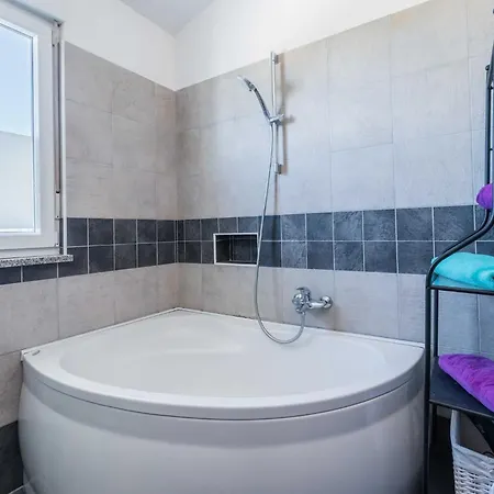 Sunshine - Private Heated Pool & Sport Fields *