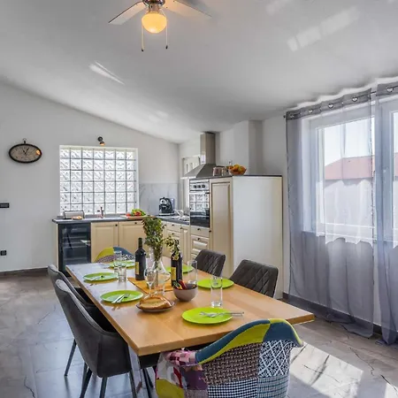 Sunshine - Private Heated Pool & Sport Fields Nyaraló Galižana