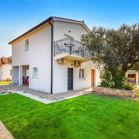 Sunshine - Private Heated Pool & Sport Fields Galižana