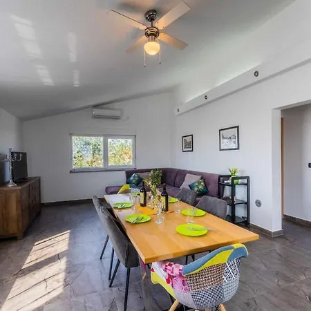 Sunshine - Private Heated Pool & Sport Fields