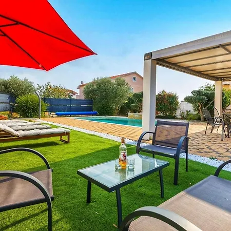 Sunshine - Private Heated Pool & Sport Fields Nyaraló