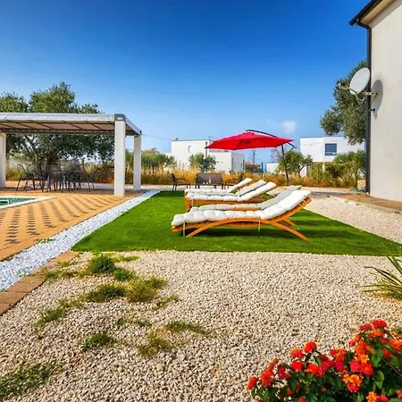 Sunshine - Private Heated Pool & Sport Fields *