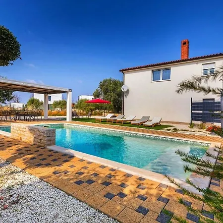 Sunshine - Private Heated Pool & Sport Fields * Galižana