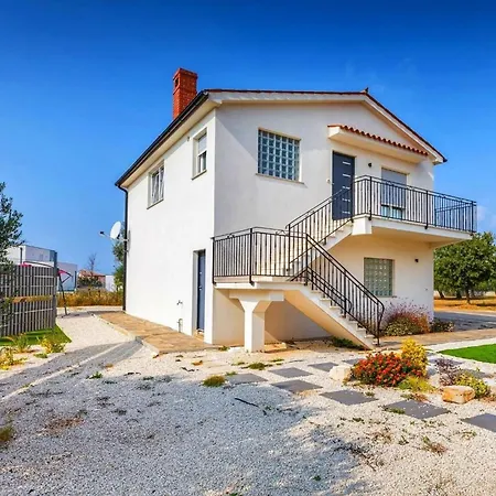 Sunshine - Private Heated Pool & Sport Fields Nyaraló