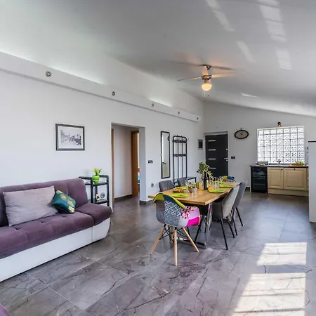 Ferienhaus Sunshine - Private Heated Pool & Sport Fields