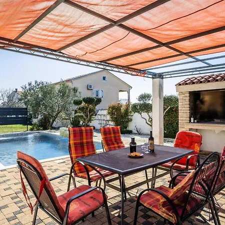 Sunshine - Private Heated Pool & Sport Fields Ferienhaus *