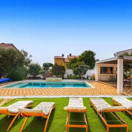 Sunshine - Private Heated Pool & Sport Fields Nyaraló Galižana