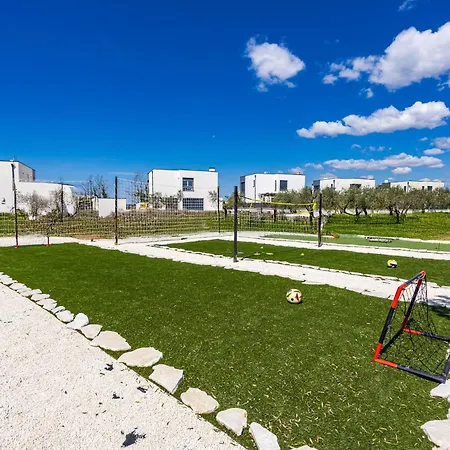 Sunshine - Private Heated Pool & Sport Fields 別荘 Galižana