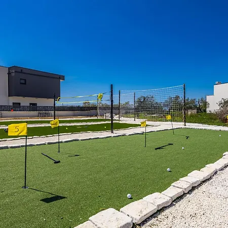 Sunshine - Private Heated Pool & Sport Fields *