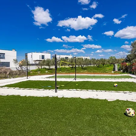 Sunshine - Private Heated Pool & Sport Fields *