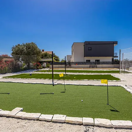 Ferienhaus Sunshine - Private Heated Pool & Sport Fields