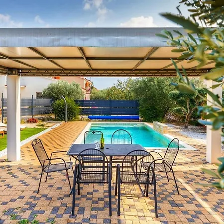 Sunshine - Private Heated Pool & Sport Fields